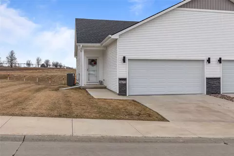 5673 Ponderosa Dr, Pleasant Hill, IA 50327