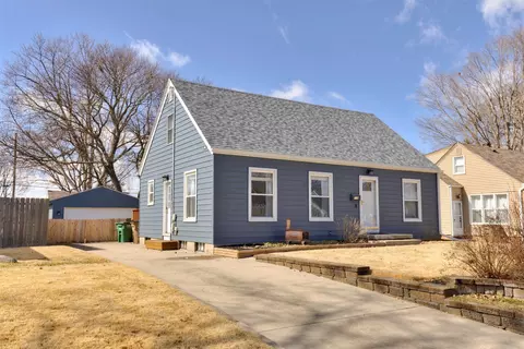 716 11th St, West Des Moines, IA 50265