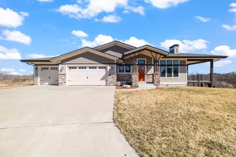 730 Country Side Ln, Pella, IA 50219