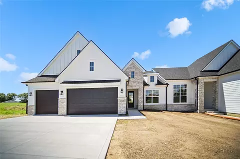 2525 Bos Landen Dr, Pella, IA 50219