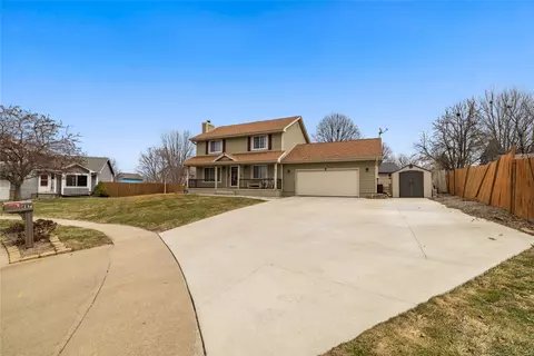 487 Sunrise Cir, Pleasant Hill, IA 50327