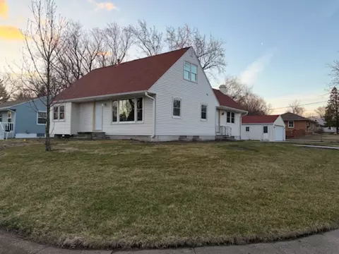 3824 Marianna Trl, Des Moines, IA 50310