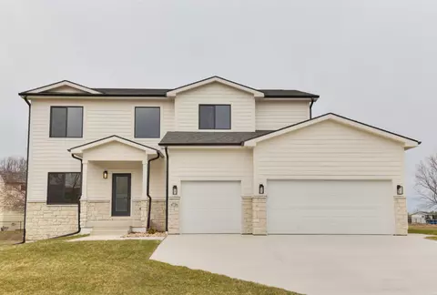 4726 Hillsdale Dr, Urbandale, IA 50322