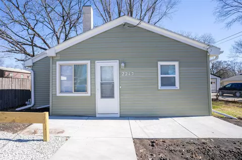 2215 E 41st St, Des Moines, IA 50317