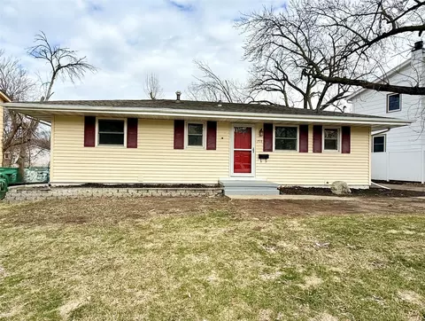 7713 Dellwood Dr, Urbandale, IA 50322