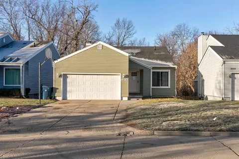 8016 N Walnut Creek Dr, Urbandale, IA 50322