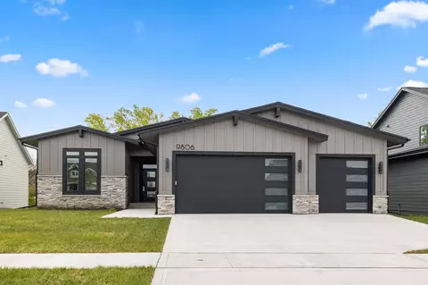 9806 Watermeadow Cir, Johnston, IA 50131