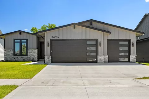 9806 Watermeadow Cir, Johnston, IA 50131