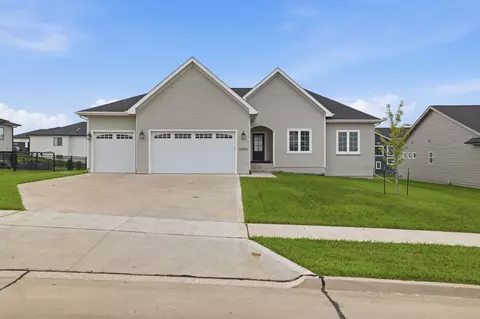 17865 Valleyview Dr, Clive, IA 50325