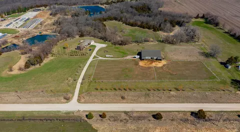 19075 Jewell Dr, Earlham, IA 50072