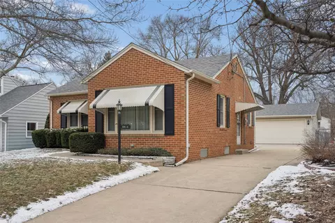 3913 Clinton Ave, Des Moines, IA 50310