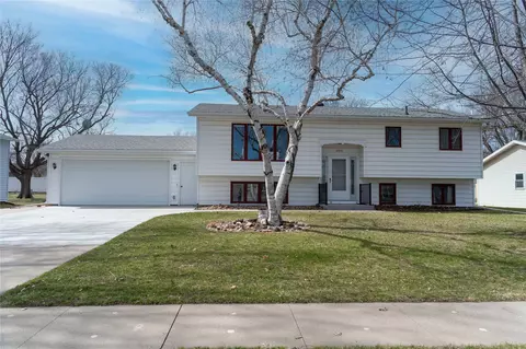 201 E 15th St, Pella, IA 50219
