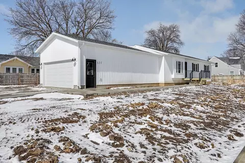 321 E 8th St S, Newton, IA 50208