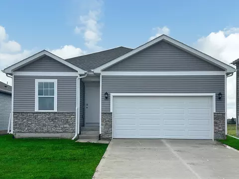 5714 152nd St, Urbandale, IA 50111