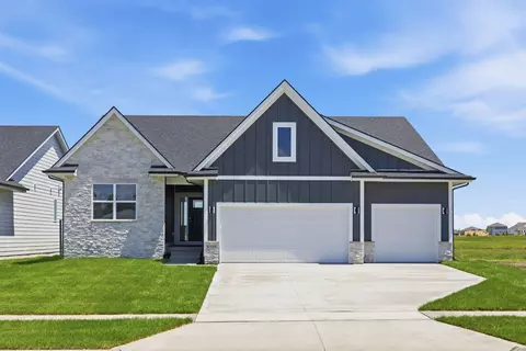 5235 172nd St, Urbandale, IA 50323