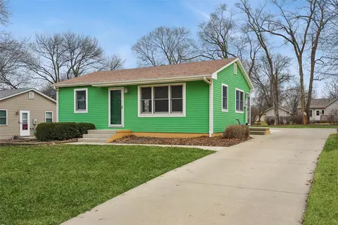 906 E Detroit Ave, Indianola, IA 50125