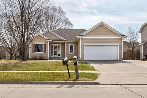 570 SE Parker Dr, Waukee, IA 50263