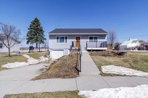 404 W Des Moines St, Brooklyn, IA 52211