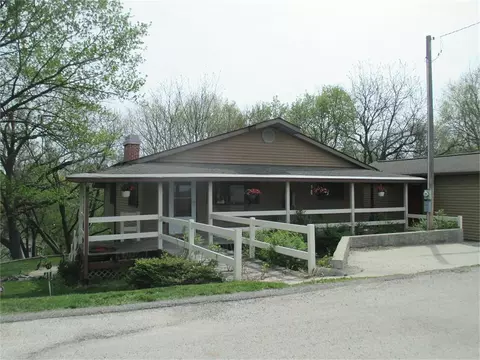 1275 Holiday Ln, Brooklyn, IA 52211