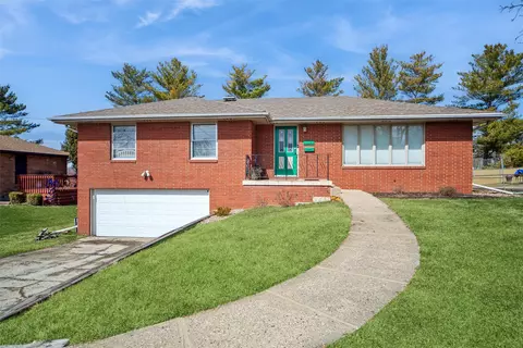 7123 Garrison Rd, Windsor Heights, IA 50324