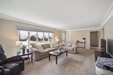 7123 Garrison Rd, Windsor Heights, IA 50324