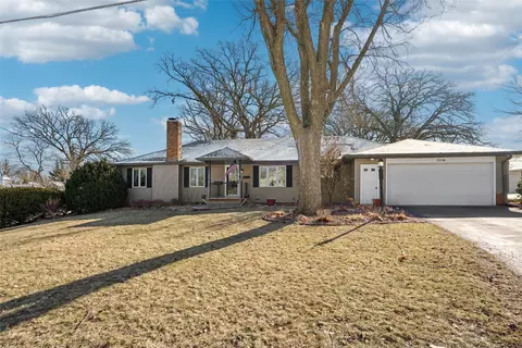1118 Woodland Dr, Newton, IA 50208