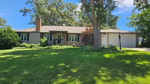 1118 Woodland Dr, Newton, IA 50208