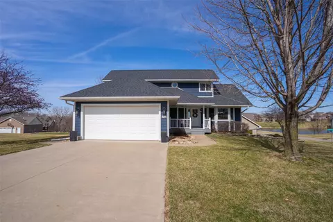 1202 Shadow Ln, Pella, IA 50219