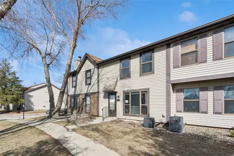8630 Alpine Dr #B, Urbandale, IA 50322