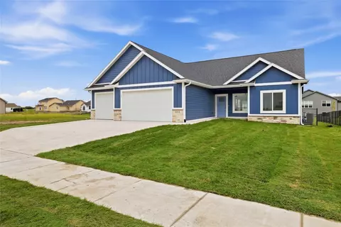 1113 Lakeview Cir NW, Bondurant, IA 50035