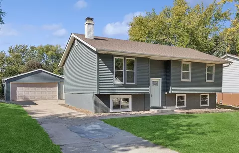 9480 Elmcrest Dr, Norwalk, IA 50211