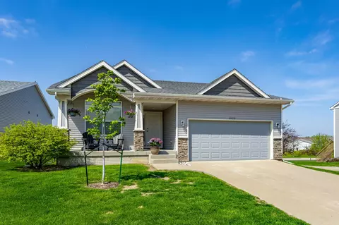 983 S 90th St, West Des Moines, IA 50266
