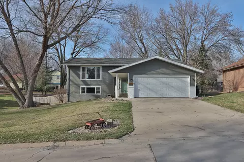 912 Park Ln, Pella, IA 50219