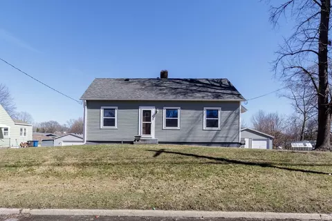 3851 E 25th St, Des Moines, IA 50317