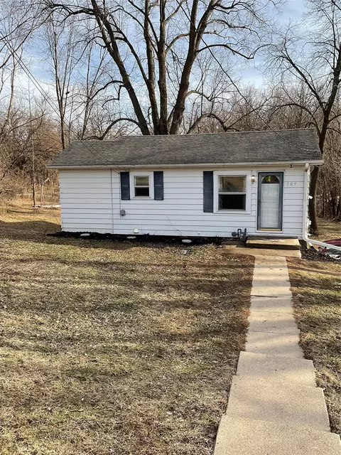 307 N 9th Ave W, Newton, IA 50208