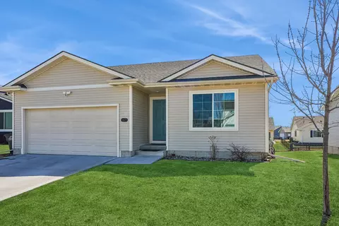 2371 Shadow Creek Cir, Des Moines, IA 50320