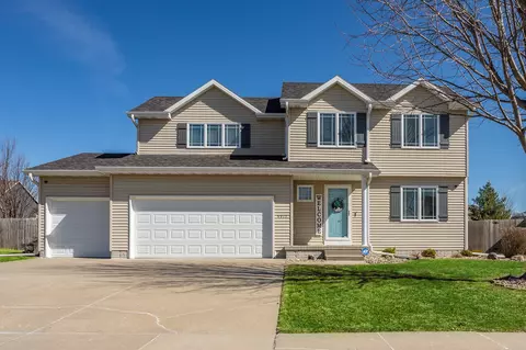 5917 NW 106th St, Johnston, IA 50131