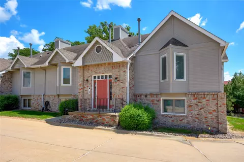 8178 Dellwood Dr, Urbandale, IA 50322