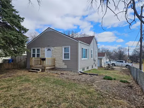 3901 Lower Beaver Rd, Des Moines, IA 50310