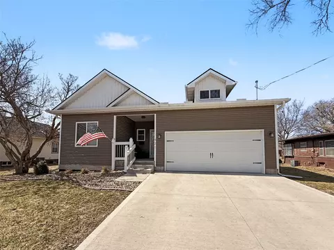 421 N 9th St, Adel, IA 50003
