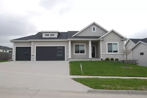 2835 Crescent Ridge Dr, Waukee, IA 50263