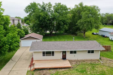 5685 NW 57th Ave, Johnston, IA 50131