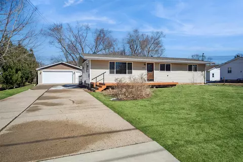 5685 NW 57th Ave, Johnston, IA 50131