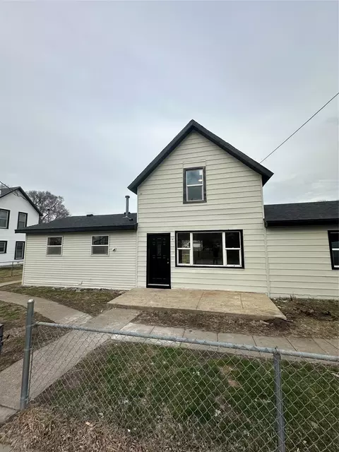 621 SE 9th St, Des Moines, IA 50309