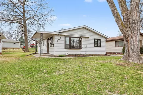 305 E 2nd St, Pella, IA 50219