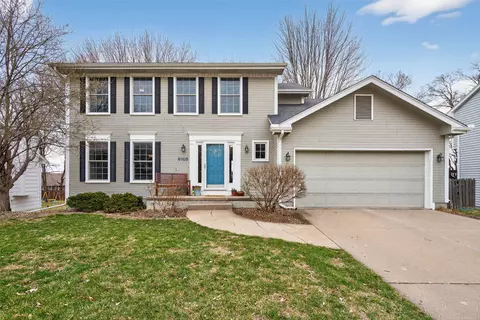 6105 Oakwood Dr, Urbandale, IA 50322