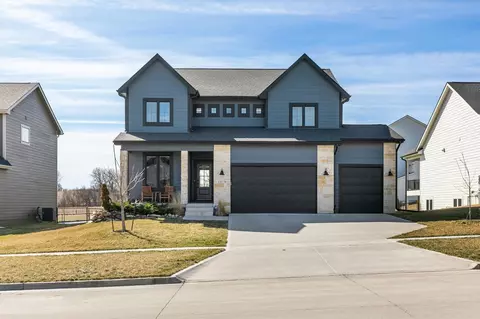 11174 Westport Dr, West Des Moines, IA 50266