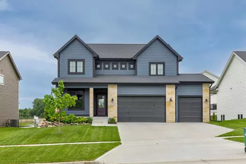 11174 Westport Dr, West Des Moines, IA 50266