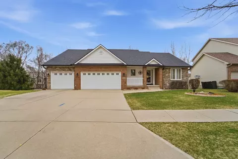 4908 Stream Side Cir, Des Moines, IA 50317
