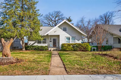 913 Clinton Ave, Des Moines, IA 50313